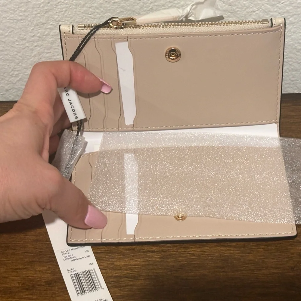 Marc Jacobs Beige Textured Wallet - Picture 6 of 9